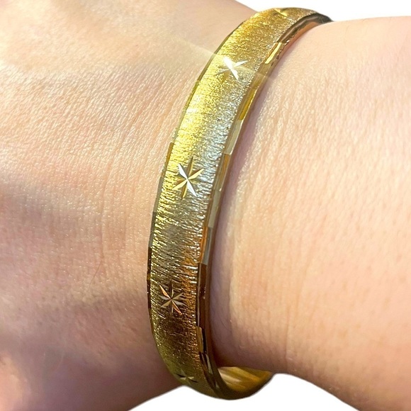 Vintage Monet Gold Toned Engraved Starburst Statement Bangle Bracelet 7 3/4” - Picture 4 of 12